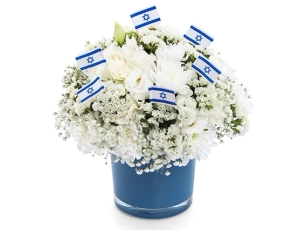 סידור פרחים בגווני כחול ולבן ודגלים