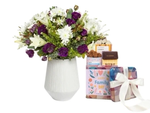 זר פרחים בגווני לבן וסגול, בשילוב מארז שוקולד מבית מקס ברנר