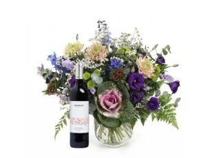 זר פרחים 'ליב' בגווני סגול, ורוד וירוק , בשילוב בקבוק יין אדום