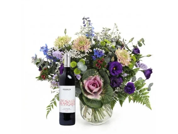 זר פרחים 'ליב' בגווני סגול, ורוד וירוק , בשילוב בקבוק יין אדום