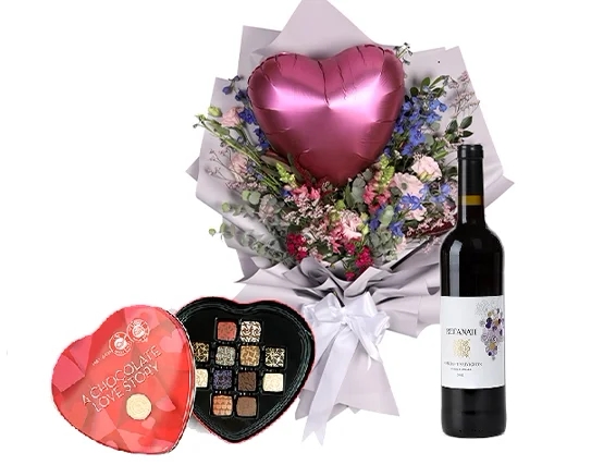 זר לב פורח בגווני ורוד וסגול,בלון לב בשילוב פרליני שוקולד ויין אדום משובח