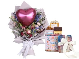 זר פרחים צבעוני בשילוב בלון לב ומארז שוקולד