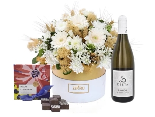 סידור פרחים בקופסה בגווני לבן, בשילוב פרליני שוקולד ויין לבן