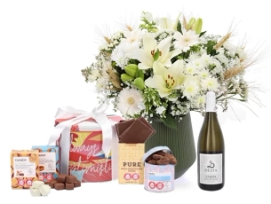 זר פרחים 'אלונה' בגווני לבן, בשילוב מארז שוקולד ובקבוק יין לבן