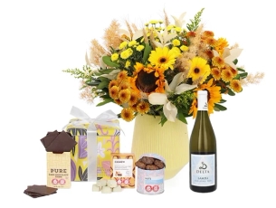 זר פרחים 'קרן' בגווני צהוב, בשילוב בקבוק יין לבן ומארז שוקולד