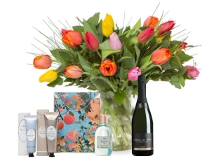 זר פרחי צבעוני, בשילוב בקבוק קאווה ומארז סבון לאישה