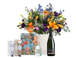 זר צבעי הסתיו בגווני כתום וסגול, בשילוב בקבוק קאווה ומארז סבון לאישה