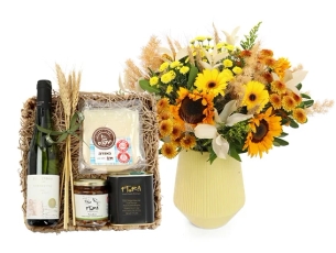 זר פרחים 'קרן' בגווני צהוב, בשילוב בקבוק יין לבן, פח שמן זית, ממחר זיתים וגבינה