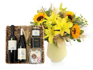 זר פרחים 'איילת' בגווני צהוב, בשילוב שני בקבוקי יין, גבינה, שמן זית וממרח זיתים