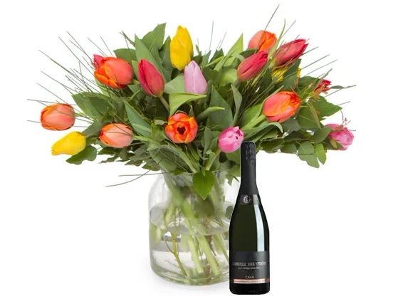 זר פרחי צבעוני בשילוב בקבוק קאווה