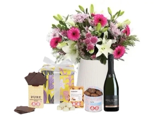 זר פרחים בגווני ורוד ולבן, בשילוב מארז שוקולד ובקבוק קאווה