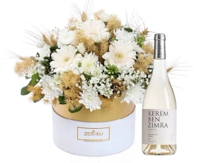 סידור פרחים 'אסיף' בקופסה בגווני לבן, בשילוב בקבוק יין לבן