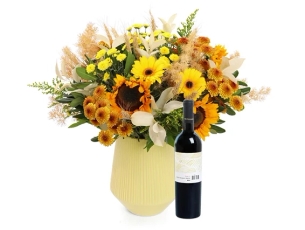 זר פרחים 'קרן' בגווני צהוב, בשילוב בקבוק יין אדום מבית יקב שדות