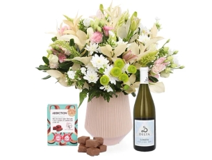 זר פרחים 'אורי' בגווני לבן ונגיעה ורודה, בשילוב שוקולד ובקבוק יין