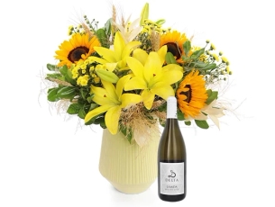 זר פרחים 'איילת' בגווני צהוב, בשילוב בקבוק יין לבן