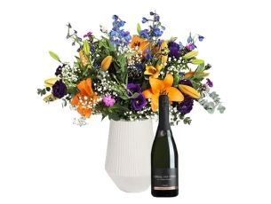 זר צבעי הסתיו בגווני כתום וסגול, בשילוב בקבוק קאווה