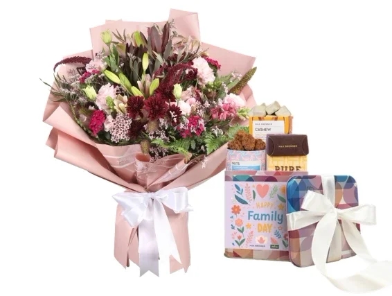 זר פרחים צבעוני בשילוב מארז שוקולד מבית מקס ברנר