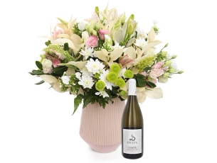 זר פרחים 'אורי' בגווני ורוד ולבן, בשילוב בקבוק יין
