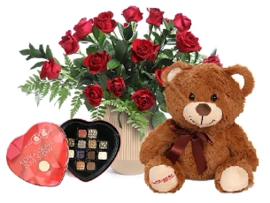 זר ורדים אדומים בשילוב מארז פרליני אהבה ודובי מתוק