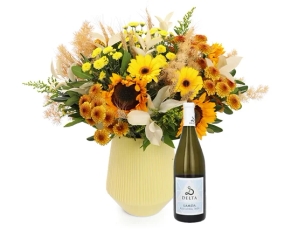 זר פרחים 'קרן' בגווני צהוב, בשילוב בקבוק יין לבן