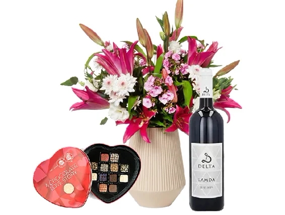 זר ליסבון,בגווני ורוד ולבן, בשילוב מארז שוקולד ובקבוק יין אדום מעולה