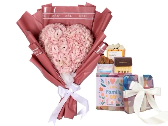 זר פרחיליזיאנטוס ורודים בצורת לב, בשילוב מארז שוקולד מבית מקס ברנר