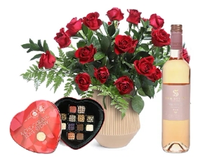 זר ורדים אדומים, בשילוב בקבוק יין רוזה ופרליני אהבה