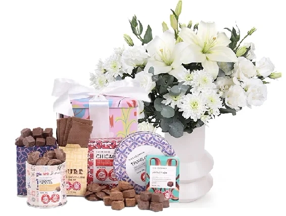 זר פרחים בגווני לבן, בשילוב מארז שוקולד מבית מקס ברנר