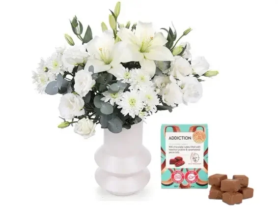 זר פרחים בגווני לבן בשילוב קוביות שוקולד מבית מקס ברנר