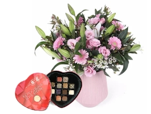 זר פרחים בגווני ורוד, בשילוב פריליני אהבה