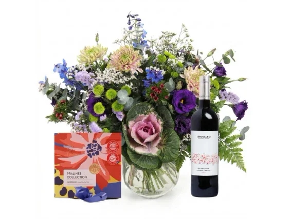 זר פרחים 'ליב' בגווני סגול, ורוד וירוק , בשילוב בקבוק יין אדום ופרליני שוקולד