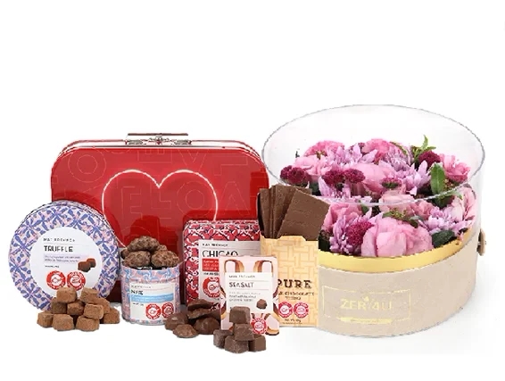 סידור פרחים בגווני ורוד בקופסא, בשילוב מארז שוקולד מבית מקס ברנר