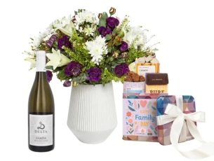 זר בגווני סגול ולבן, בשילוב מארז שוקולד ויין לבן