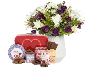 זר שושן סגול בגווני לבן וסגול, בשילוב מארז שוקולד מבית מקס ברנר