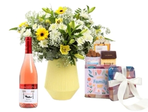 זר פרחים בגווני צהוב ולבן, בשילוב מארז שוקולד מבית מקס ברנר