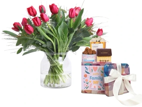 זר טוליפים אדומים בשילוב מארז שוקולד מבית מקס ברנר