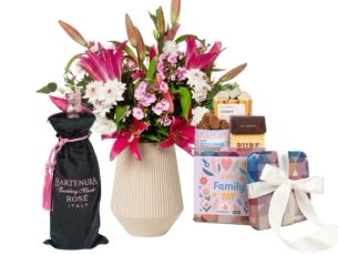 זר פרחים בגווני ורוד ולבן, בשילוב מארז שוקולד מבית מקס ברנר ובקבוק יין רוזה מבעבע