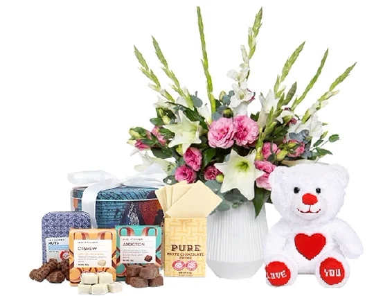 זר פרחים בגווני לבן וורוד בשילוב דובי ומארז שוקולד