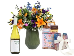 זר צבעי הסתיו בגווני כתום וסגול, בשילוב בקבוק יין לבן ומארז שוקולד