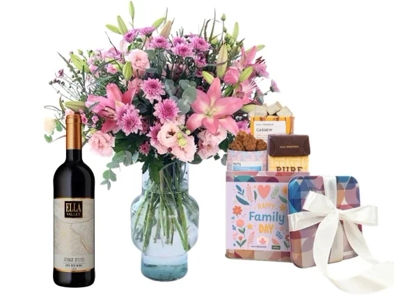 זר פרחים בגווני ורוד, בשילוב בקבוק יין אדום ומארז שוקולד