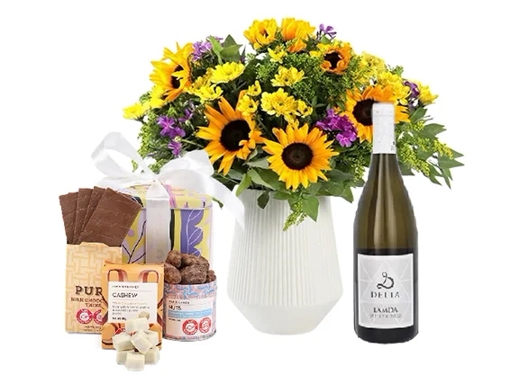 זר חמניות בשילוב בקבוק יין לבן ומארז שוקולד