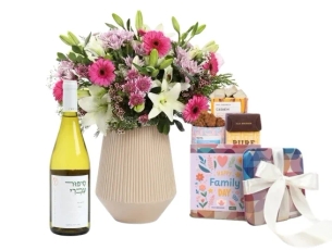 ר פרחים בגווני ורוד ולבן, בשילוב מארז שוקולד מבית מקס ברנר ויין לבן