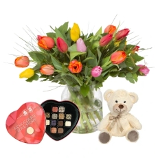 זר טוליפים במגוון צבעים, בשילוב פרליני אהבה ודובי מתוק