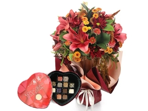 זר פרחים בגווני אדום בשילוב יין רוזה ופרליני שוקולד