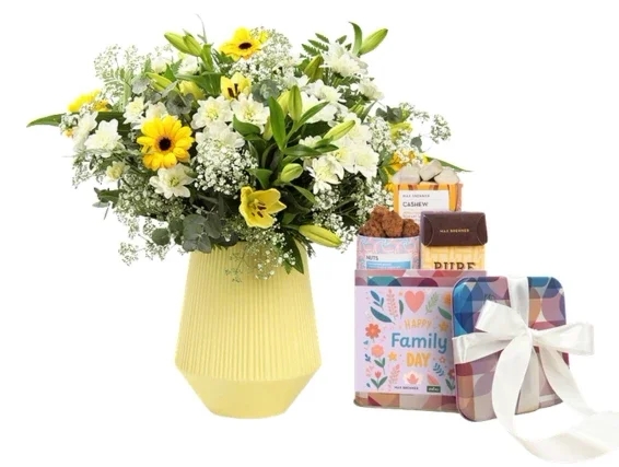 זר פרחים 'בלה' בגווני לבן וצהוב, בשילוב מארז שוקולד מבית מקס ברנר