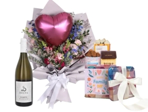 זר פרחים צבעוני בשילוב בלון לב ויין לבן מיקב כמיסה