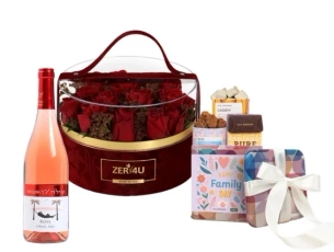 ורדים אדומים בקופסא בשילוב בקבוק יין רוזה ומארז שוקולד