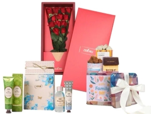 ורדים אדומים בקופסא בשילוב מארז שוקולד מבית מקס ברנר ומארז סבון לאישה