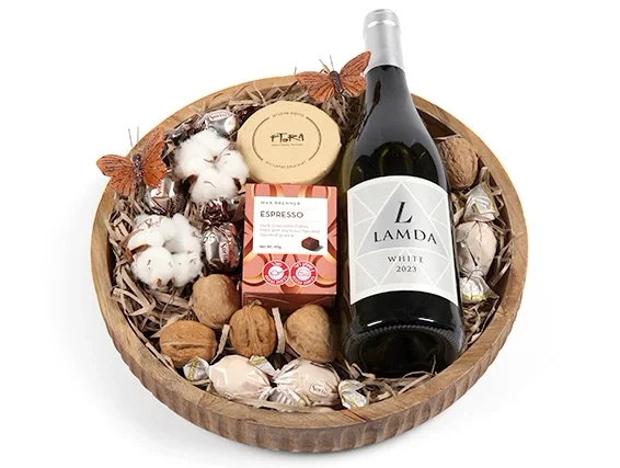 מארז שי לפסח המכיל בקבוק יין אדום, חרוסת, שוקולד ואגוזי מלך