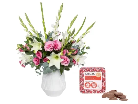 זר תמיד אהבה, בגווני ורוד ולבן,בשילוב טיפות שוקולד חלב עם קרמל ומלח